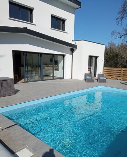 A louer, villa  avec piscine chauffée,  proche des plages et du centre
