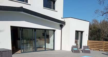 A louer, villa avec piscine chauffée, proche des plages et du centre