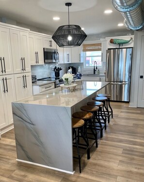 Een koelkast, een microgolfoven, een oven, een kookplaat