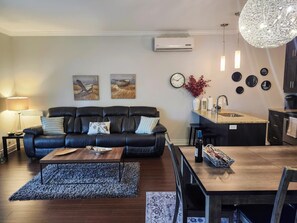 Smart TV, fireplace, books - 201 Champlain Bromont condo with CITQ mountain view # 248253 (Bromont)