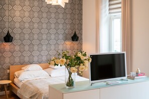 Desk, blackout curtains, soundproofing, travel cot - Baross Boutique Apartman Urban Rooms (Gyor)