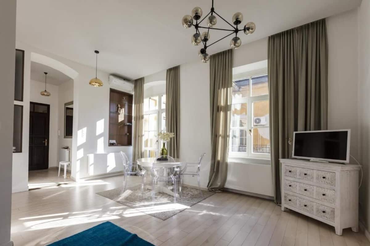 Comfort appartement | 1 slaapkamer, een bureau, verduisterende gordijnen, geluiddichte muren