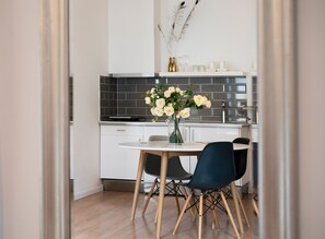 Deluxe-studio | Yksityinen keittonurkkaus | Kahvin-/teenkeitin, vedenkeitin, leivänpaahdin, syöttötuoli