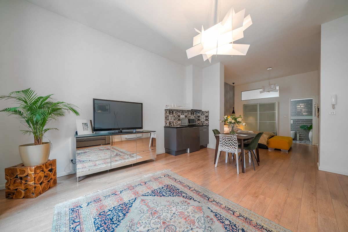 Studio có thiết kế đặc sắc | Bàn, màn/rèm cản sáng, phòng cách âm, nôi/cũi di động 