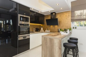 Fridge, microwave, oven, stovetop - Villa Sunny Day with Pool (Labin)