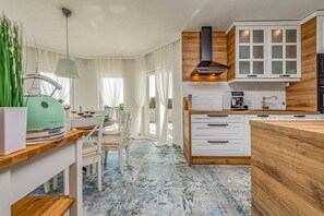 Réfrigérateur, four à micro-ondes, un four, surface de cuisson