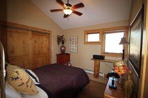 4 chambres, fer et planche à repasser, lit parapluie, accès Internet