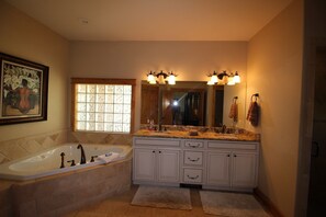 Ensemble douche/baignoire, baignoire à jets, sèche-cheveux