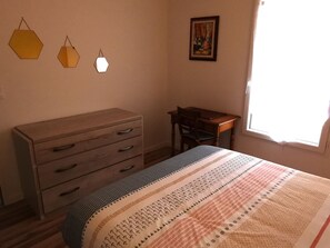 2 bedrooms, iron/ironing board, free WiFi