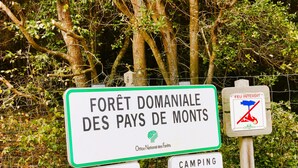 Señal del Bosque de Monts, que indica que es una zona protegida donde no se permite acampar.
