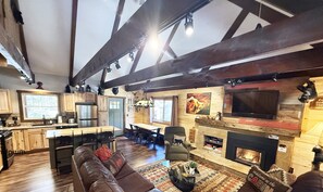 Smart TV, chimenea, videojuegos y libros 