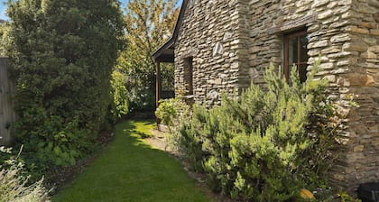 Maytime Cottage - Arrowtown Holiday Home