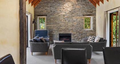 Maytime Cottage - Arrowtown Holiday Home