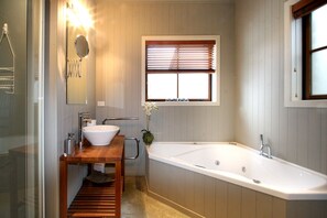 Shower, jetted bath, hair dryer, towels - Maytime Cottage - Arrowtown Holiday Home (Arrowtown)