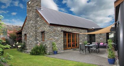 Maytime Cottage - Arrowtown Holiday Home