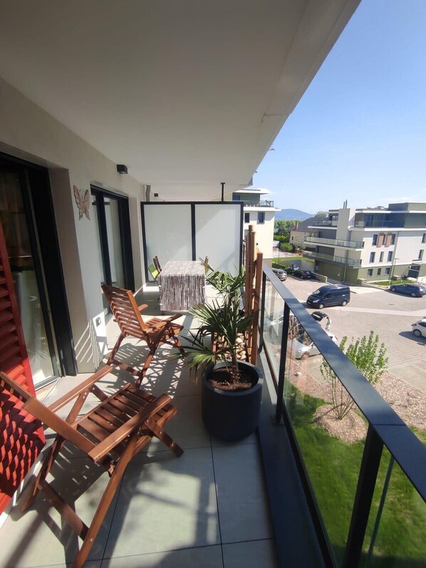 Outdoor dining - Charming 2 room apartment 300m walk from Lac du Bourget! (Le Bourget-du-Lac)