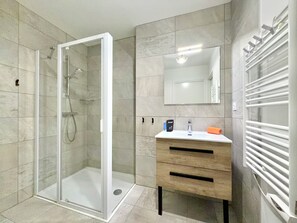 Ducha, secador de pelo, toallas