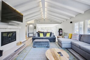 TV connectée, cheminée, jeux vidéo, livres