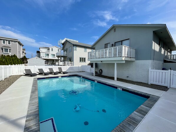 Alberca al aire libre y alberca climatizada