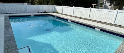 Una piscina al aire libre, una piscina climatizada