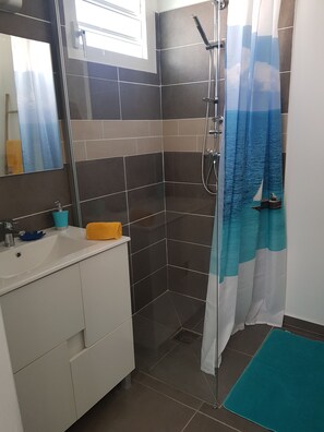 Dusche, Haartrockner, Handtücher, Seife