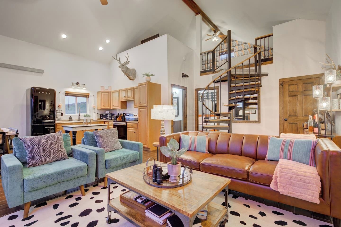 Smart TV, chimenea, videojuegos, oficina