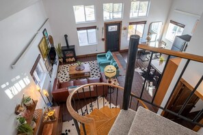 Smart TV, chimenea, videojuegos y oficina 