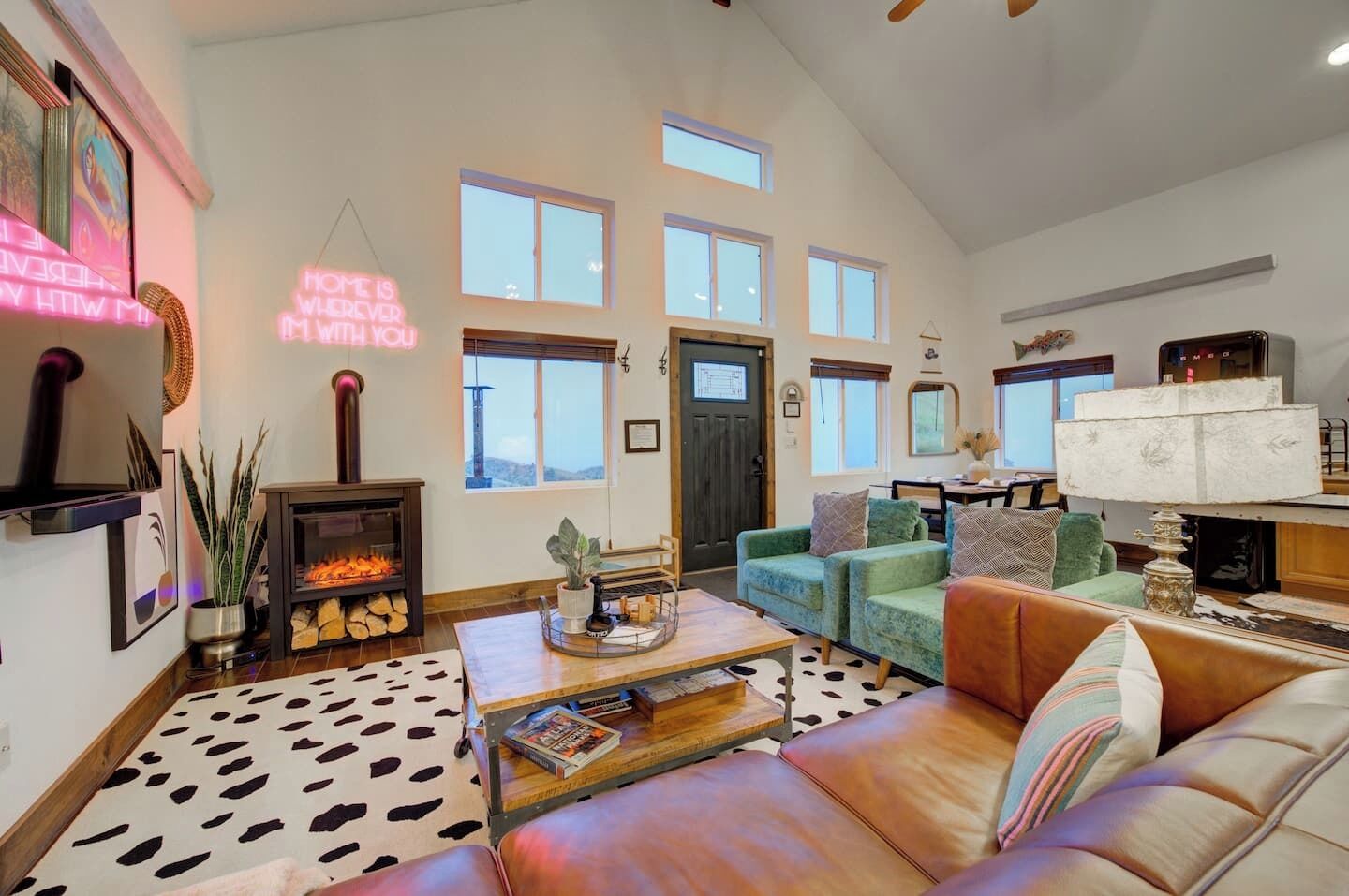 Smart TV, chimenea, videojuegos, oficina