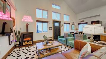 Smart TV, chimenea, videojuegos, oficina