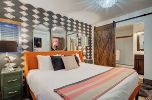 2 habitaciones, escritorio y tabla de planchar con plancha 