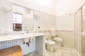 Dusche, Bidet, Handtücher, Shampoo