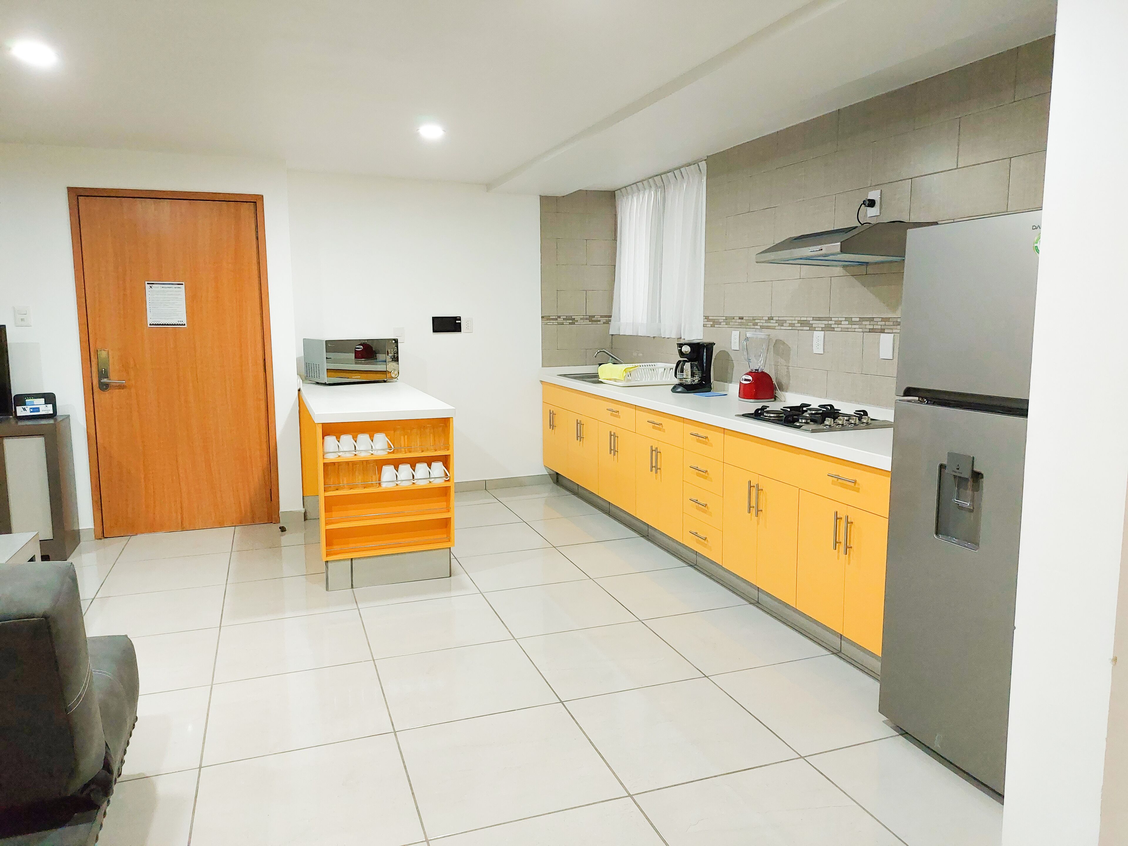 Business Apartment | Private kitchen | Full-sized fridge, microwave, stovetop, coffee/tea maker