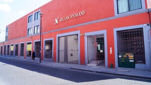 A building with the sign "Villas Analco" on the facade. - Villas Analco Apartments (Puebla)