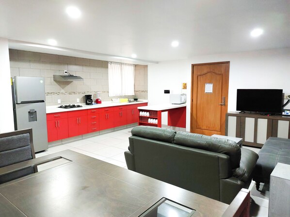 Appartement familial | Salle de séjour | Téléviseur connecté de 40 po avec télévision par câble, téléviseur