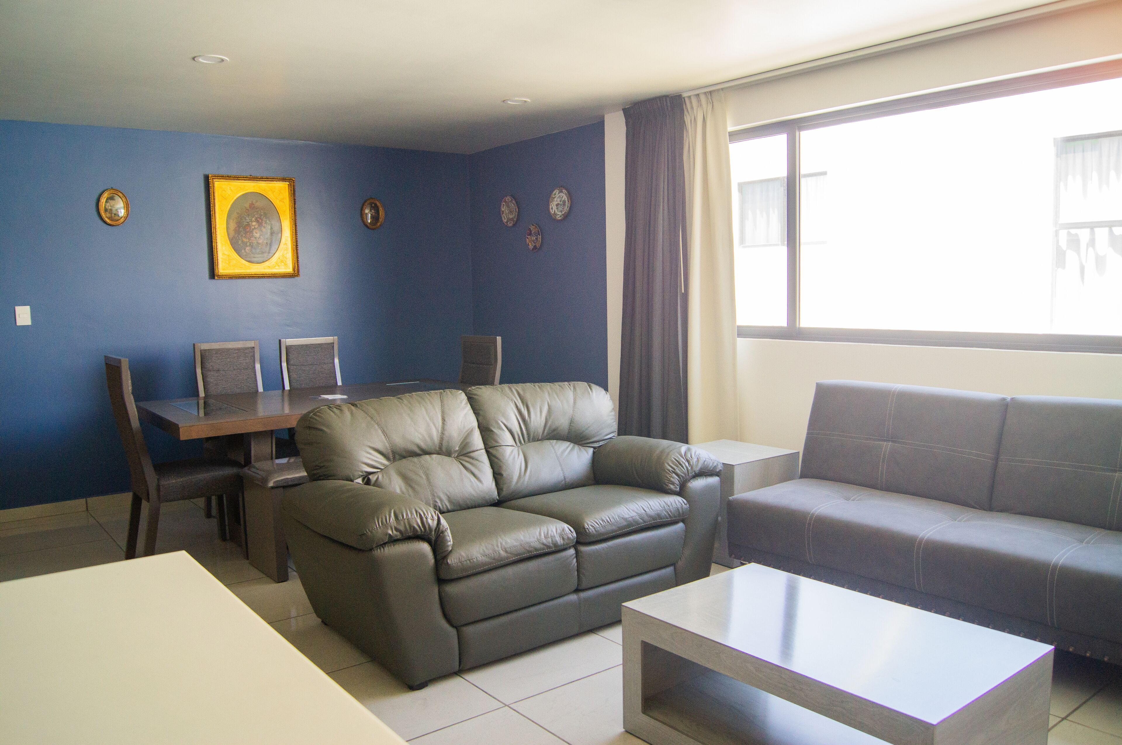 Deluxe-Apartment | Wohnzimmer | 40-Zoll-Smart-TV mit Kabelempfang, Fernseher