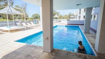 Piscine extérieure, parasols de plage