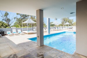 Piscine extérieure, parasols de plage