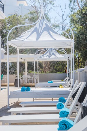 Outdoor pool, pool umbrellas
