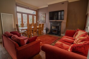 Smart TV, caminetto, lettore DVD, tavolo da calcetto