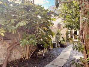 Property grounds - Stunning Victorian house in the heart of Llandudno (Llandudno)