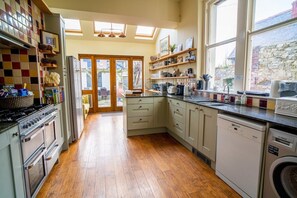 Fridge, microwave, oven, stovetop - Stunning Victorian house in the heart of Llandudno (Llandudno)