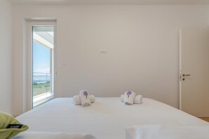 1 bedroom, iron/ironing board, travel cot, WiFi - The cure for anything is salt water: sweat, tears or THE SEA <3 Sea Fairy SPLIT  (Split)