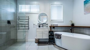 Bathtub, hair dryer - Nautilus on the Inlet (Inverloch)