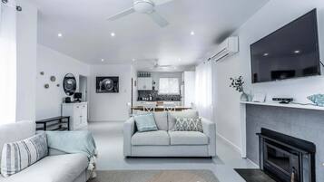 Una Smart TV, un reproductor de DVD