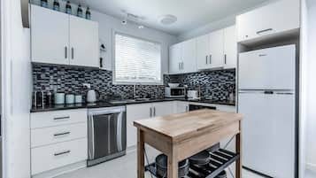 Frigorífic, microones, forn i placa de cuina