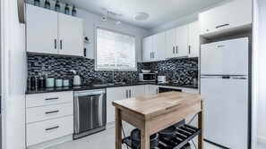 Fridge, microwave, oven, stovetop - Nautilus on the Inlet (Inverloch)