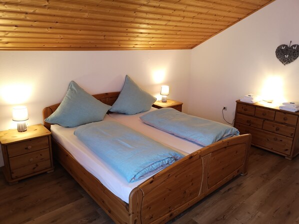 2 bedrooms, travel crib, free WiFi, bed sheets