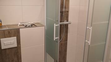 Douche, sèche-cheveux, serviettes fournies, savon