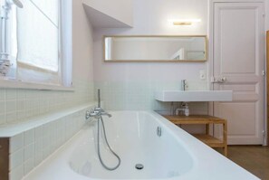 Combined shower/tub - Charming apartment St Germain (Paris)