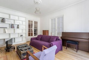 Living area - Charming apartment St Germain (Paris)